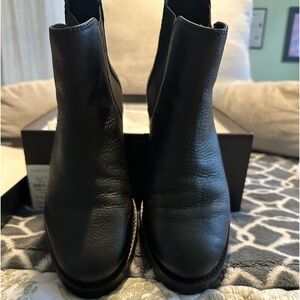 Short lug blk boots worn once